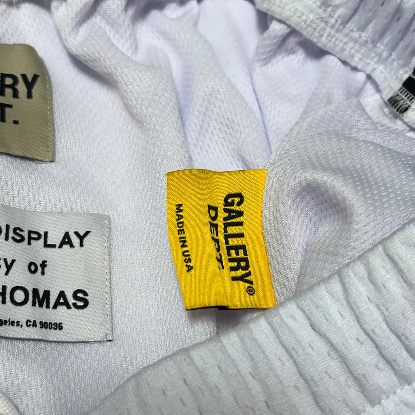 Details GALLERY DEPT. VENICE COURT SHORTS English mesh shorts Logo webbing wide-leg basketball shorts Black and white S-XL Original molding Loose wide-leg version American boy's first choice Breathable mesh fabric Superimposed soft material inside Comfortable and easy to match Custom-woven original consistent webbing/main mark/component wash mark Details enlarged to follow